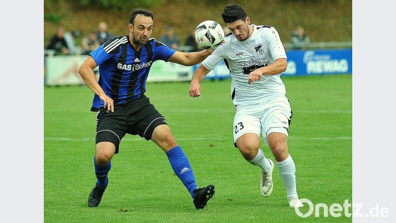 Dominik Huber (links) durfte in Tegernheim knapp eine halbe Stunde mitspielen. Der Weidener Verteidiger flog nach einer Notbremse gegen Gentrit Isufi (rechts) in der 29. Minute vom Platz. Bild: Werner Franken