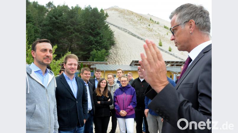 Bürgermeister Hermann Falk (rechts) stellt Paul Ziemiak (links) die Stadt und den Monte Kaolino vor. Bild: Stephan Huber