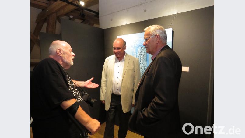 Viele Gäste, wie hier Hans-Günter Lauth, Georg Hecht und Wolfgang Minssen (von links) nutzten die tolle Ausstellung für ausführliche Gespräche über Kunst und Kultur. Bild: ubb