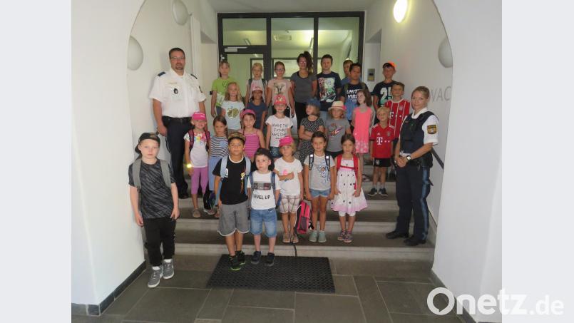 Im Ferienprogramm der Stadt Kemnath führten Carsten Landgraf (links) und Stefanie Berthold (rechts) die Kinder durch die Polizeiinspektion Kemnath. Bild: jzk