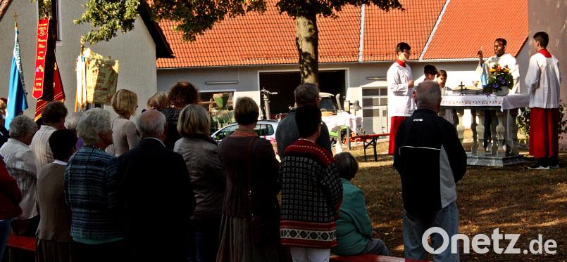 Traditionell im Freien feiern die Gläubigen den Gottesdienst zur Enzenriether Kirchweih. Bild: zer