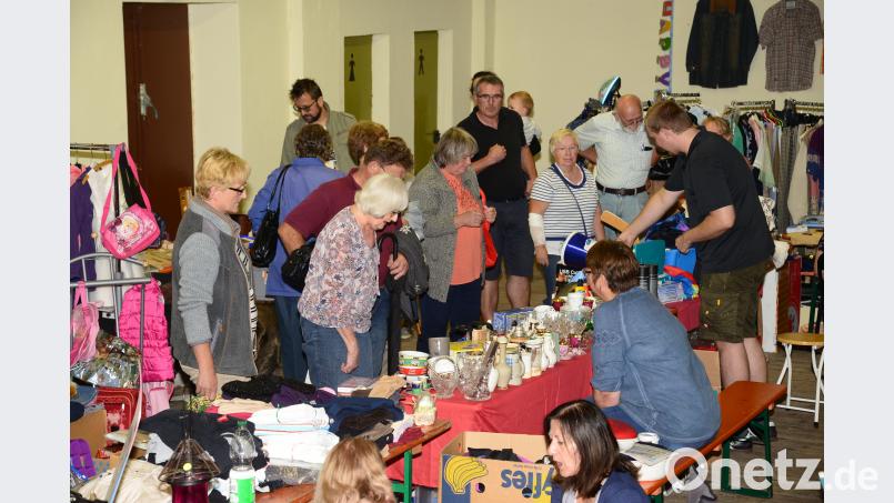 Der erste Nachtflohmarkt der Vohenstraußer SPD in der alten Turnhalle kommt bei den Kunden bestens an. Bild: bey