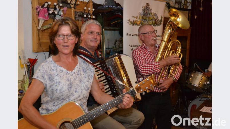Machen Stimmung: Barbara Dineiger, Thomas Fritsch und Horst Maibach (von links). Bild: hcz