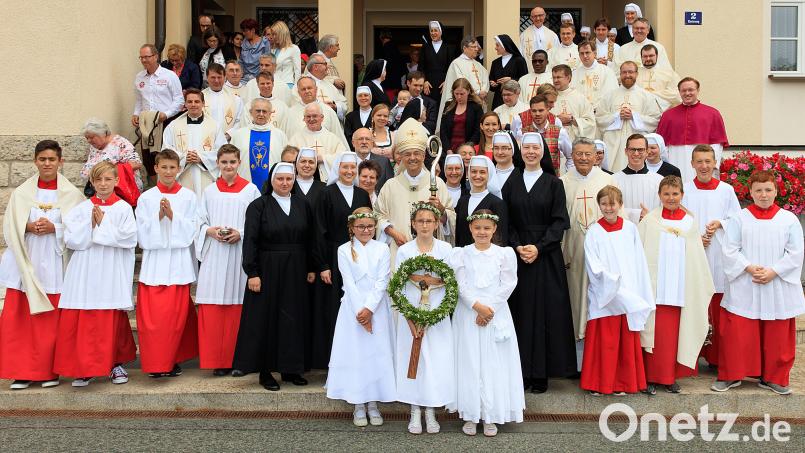 Nach dem Gottesdienst stellte sich die versammelten Geistlichkeit mit den Ordensfrauen zum Gruppenbild. Bild: sck