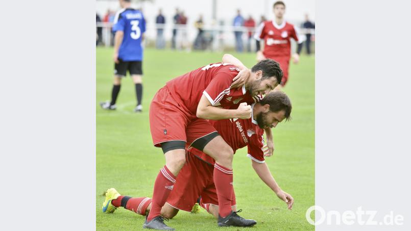 Rechtsverteidiger Granit Sejdiu vom SV Inter Bergsteig Amberg (links) feiert mit dem Torschützen David Kubik (rechts) dessen &quot;goldenes &quot; Tor in der 80. Spielminute. Bild: Ziegler