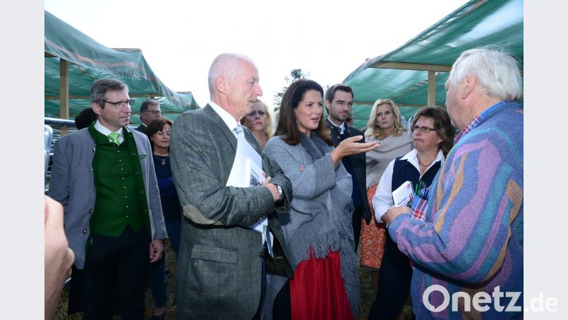 Ein Züchter (rechts) erbat sich einen minsteriellen Rat von Michaela Kaniber bei deren Rundgang durch die Boxen. Bild: bey