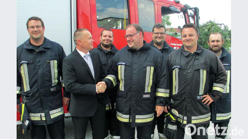 Stellvertretend für alle Gewinner besucht Grammer-Pressesprecher Ralf Hoppe die Feuerwehr Kümmersbruck und gratuliert zum Erhalt der Spende (von links): Kommandant Alwin Holzner, Ralf Hoppe, Kassier Matthias Götz, Grammer-Gewinner Markus Schöner, 2. Kommandant Wolfgang Rubenbauer, Vorsitzender Christopher Richter, 2. Vorsitzender Sebastian Gassner. Bild: Grammer/exb