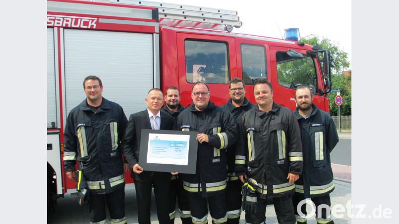 Stellvertretend für alle Gewinner besucht Grammer-Pressesprecher Ralf Hoppe die Feuerwehr Kümmersbruck und gratuliert zum Erhalt der Spende (von links): Kommandant Alwin Holzner, Ralf Hoppe, Kassier Matthias Götz, Grammer-Gewinner Markus Schöner, 2. Kommandant Wolfgang Rubenbauer, Vorsitzender Christopher Richter, 2. Vorsitzender Sebastian Gassner. Bild: Grammer/exb