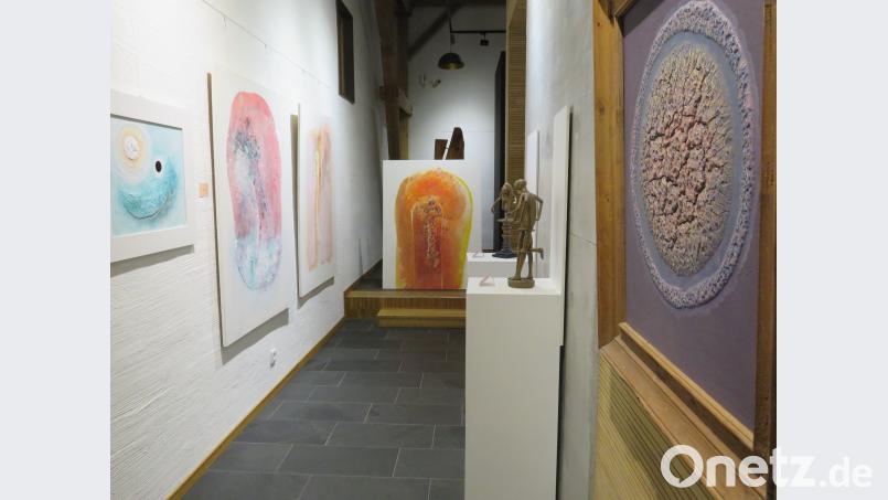 Die Werke von Hans-Georg Schulze und Toni Eichinger harmonieren in der gemeinsamen Ausstellung im Kunsthaus Waldsassen sehr gut. Bild: ubb