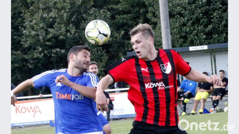 Der SC Ettmannsdorf drehte das Spiel und gewann gegen den SV Etzenricht mit 2:1. Die Szene zeigt den Etzenrichter Chousein Chousein (links) im Zweikampf mit dem Ettmannsdorfer Timo Vollath. Bild: Hirsch