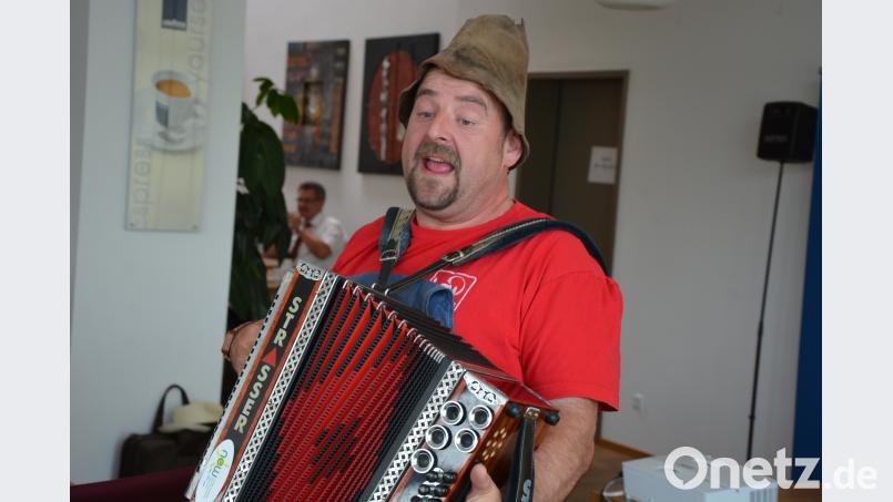 Gstanzlsänger „Lucky“, alias Marcus Lukas, begeistert seine Zuhörer mit viel Witz, Lied und Humor. Gerne mischte er sich auch unter die Besucherinnen, um mit ihnen zu flirten. Bild: jr