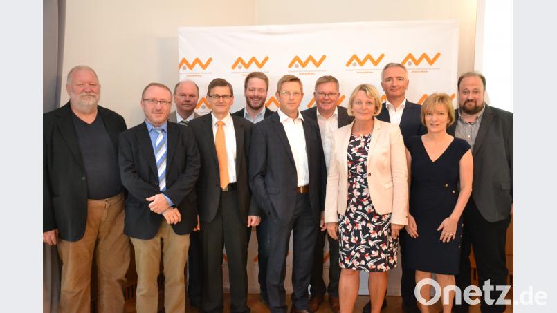 Die Teilnehmer am Fachgespräch (von links): OTH-Kanzler Ludwig von Stern, Michael Kertle, Wolfgang Weber (OTH), Alfred Höß (OTH), Henner Wasmuth, MdL Oliver Jörg, OB Michael Cerny, OTH-Präsidentin Andrea Klug, MdL Harald Schwartz, OTH-Vizepräsidentin Christiane Hellbach und Udo Hartmann. Bild: wpt
