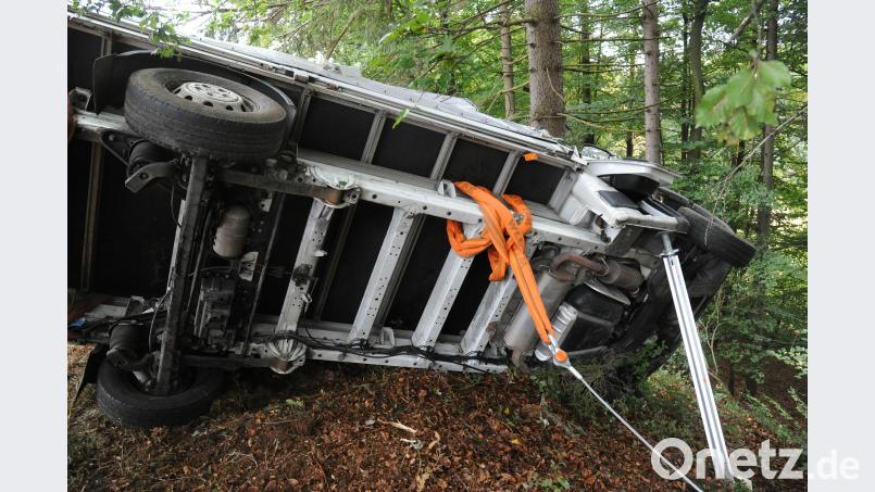 Mit den Seilwinden zweier Rüstwagen sichert die Feuerwehr den Transporter. Bild: gf