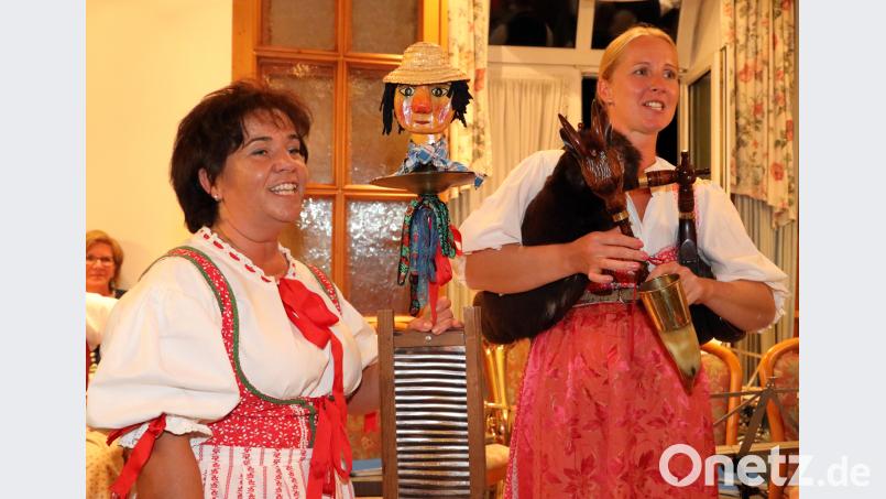 Gut gelaunt präsentierten diese beiden Musikerinnen von „Ledecká dudácká muzika&quot; ihre Instrumente. Bild: Gerhard Götz
