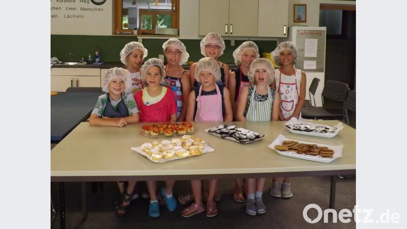 Kekse, Windbeutel und Pizza-Cups bereiten die Kinder zu. Bild: bö