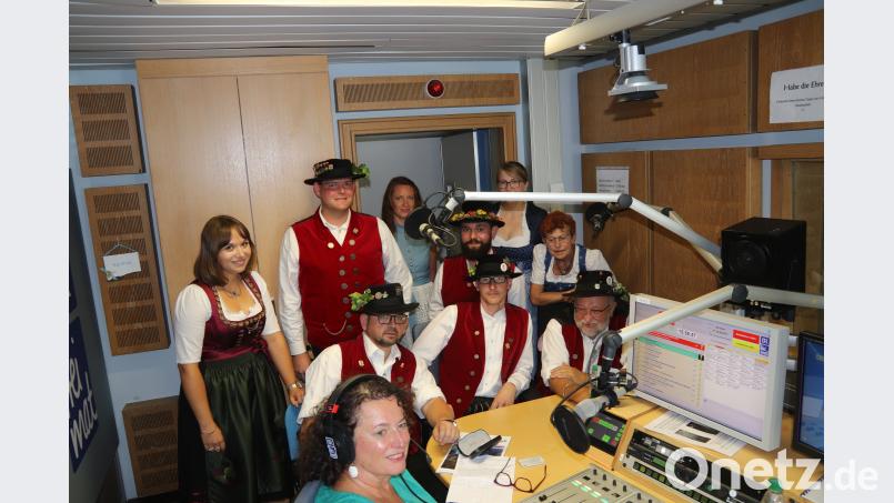 Moderatorin Evi Strehl freute sich über die Abordnung der Rosenberger Kirwaleit, die sie am Freitag zu ihrer Live-Sendung „Servus! Musik und Gäste“ ins BR Heimat-Studio nach München eingeladen hatte. Bild: mfh