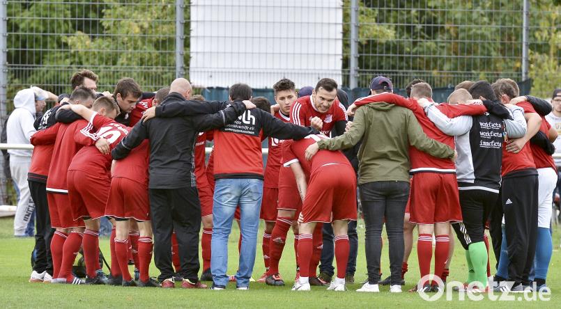 Inter-Kapitän Albert Sejdiu (Mitte hinten) hält bei den überglücklichen Spielern des SV Inter Bergsteig Amberg im Kreis nach dem Abpfiff die Schlussansprache. Bild: Ziegler