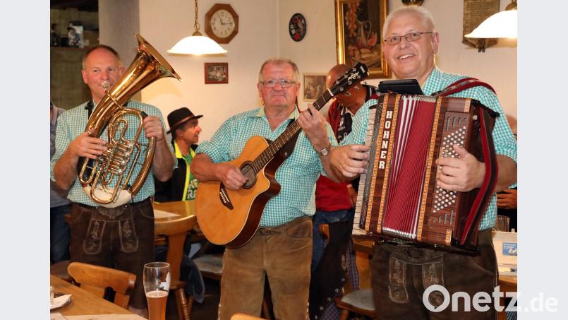 Sehr harmonisch präsentierte sich dieses Trio: die &quot;Schnarndorfer Musikanten&quot; aus Schwandorf . Bild: Gerhard Götz