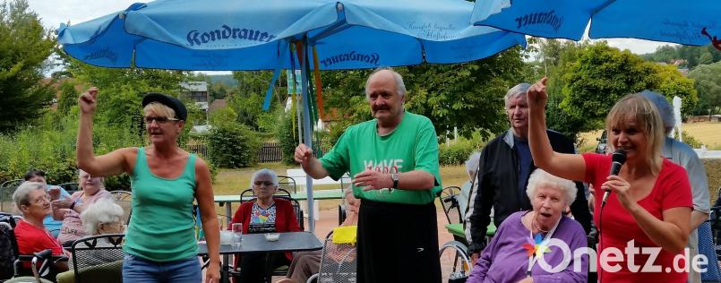 Die Senioren feiern im Alten- und Pflegeheim St. Martin in Waldsassen ihr Sommerfest unter dem Motto „Bunt wie der Regenbogen“. Neben vielen Schlagern gibt es dabei auch ein selbstgedichtetes Lied zu hören. Bild: kdi