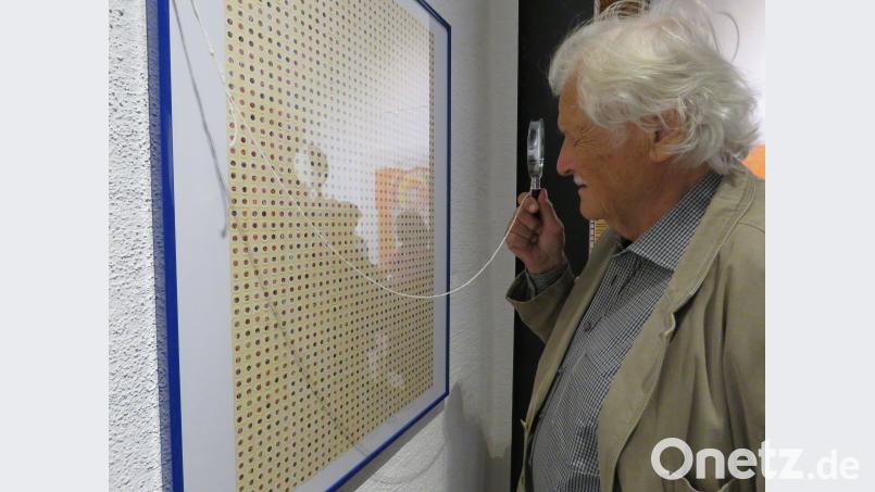 Für Eichingers "Locharbeiten" ist eine Lupe notwendig. Hinter den ausgestanzten Löchern liegen unzählige Bilder verborgen. Bild: ubb