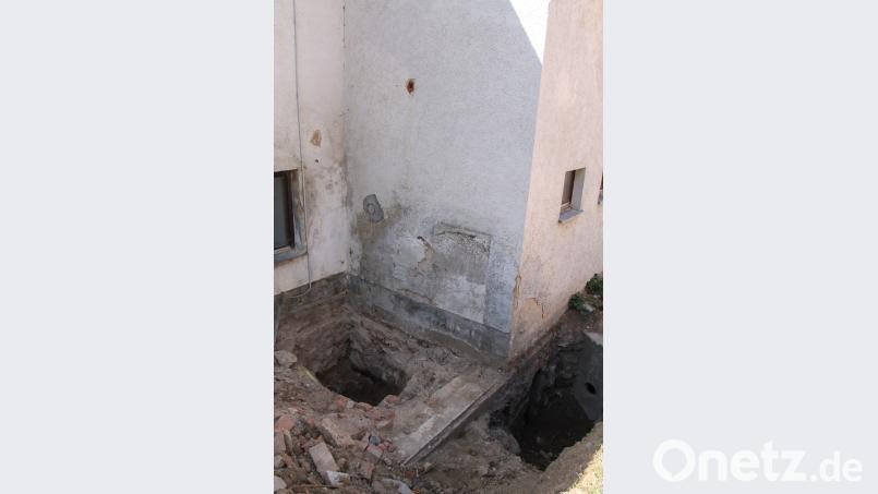 Bei den Bodenuntersuchungen sind Mauerreste der alten Schmiede in Thanstein aufgetaucht. Das alte Schulhaus wurde darauf errichtet. Bild: dl
