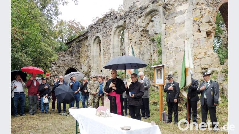 Weihbischof, Heindl, Fahnen Bild: mor