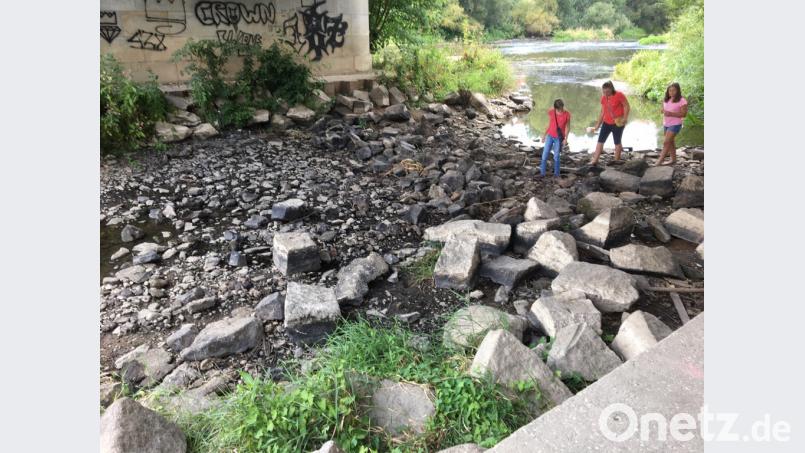 Unter der Naabbrücke in Nabburg: Die Felsbrocken sind normalerweise vom Flusswasser bedeckt. Bild: pjom