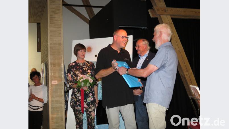 Toni Eichinger und Hans-Georg Schulze (von rechts) bedankten sich bei den Laudatoren Stefanie Schulze und Jürgen Klein (von links) mit Geschenken. Bild: ubb