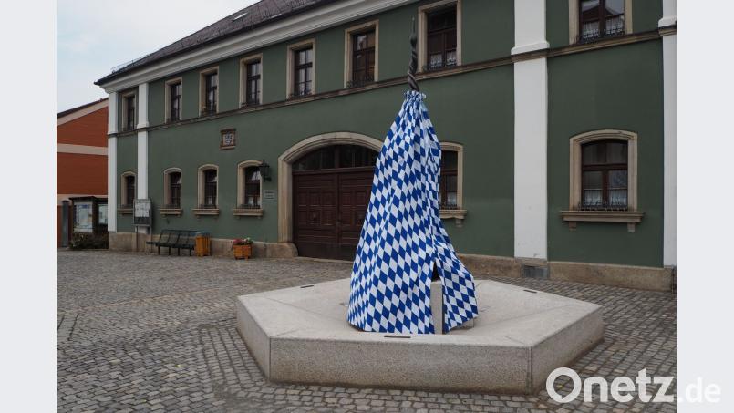 Wie wird es wohl aussehen? Das Geheimnis des Zoigldenkmals wird am Sonntag gelüftet. Bild: gz