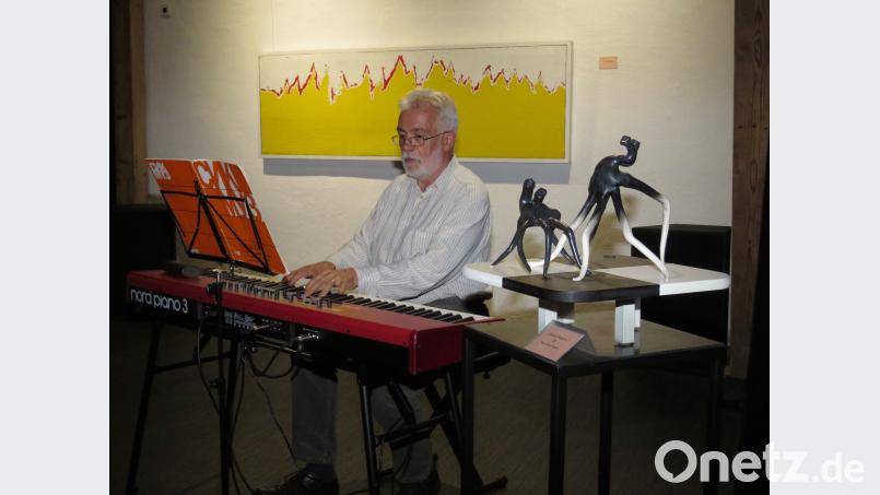 Musiker Jakob Schröder spielte passend zur Kunst skurill-heitere Tänze und Märsche eines russischen Komponisten. Bild: ubb