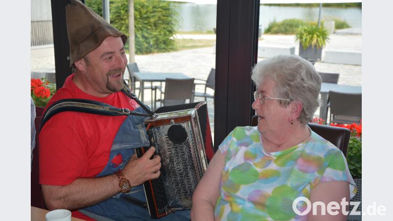 Gstanzlsänger „Lucky“, alias Marcus Lukas, begeistert seine Zuhörer mit viel Witz, Lied und Humor. Gerne mischt er sich auch unter die Besucherinnen, um mit ihnen zu flirten. Bild: jr