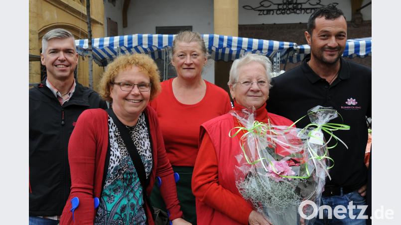 Blumen gibt es zum Abschied von Gertraud Bunk (von links): der städtische Lebensmittelkontrolleur Lothar Thumbeck, Bürgermeisterin Brigitte Netta, „Standlfrau“ Sieglinde Schweiger, Gertraud Bunk und Wochenmarkt-Initiator Christian Eimer. Bild: gf