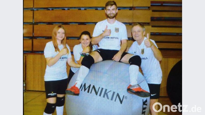 Tabea Völkl, Nina Kick, Dominik Feistl und Gernot Köcher sind Kin-Ball-Spieler. Derzeit kämpfen sie bei den Europameisterschaften und der Klub-Weltmeisterschaft im slowakischen Trnava um eine mögliche gute Platzierung. Bild: exb
