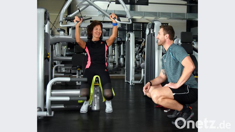 Dr. Gudrun Graf geht mit gutem Beispiel voran. Sie will mehr Menschen zu einer gesünderen Lebensweise und vor allem zu mehr Sport bewegen. „Sport spart Pillen“, sagt die Internistin. Mit ihrem Personal Trainer Markus Maier feilt die Notärztin auch an ihrer eigenen Fitness. Bild: bgm