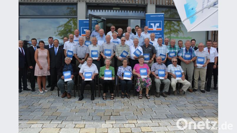 Für 50 Jahre Mitgliedschaft in der Volksbank Raiffeisenbank Nordoberpfalz werden diese Mitglieder im „Seenario“ ausgezeichnet. Vorstand Hermann Ott (links), sowie seine Führungskräfte überreichen die Ehrenurkunden und dankte für die Treue zur genossenschaftlichen Idee. Bild: jr