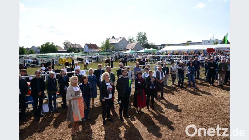 Zahlreiche Besucher, darunter viel Polit-Prominenz (im Vordergrund) besuchten am Sonntagmorgen die Landestierschau und hörten anschließend Bayerns Landwirtschaftsministerin Michaela Kaniber bei der Ansprache zu. Bild: bey