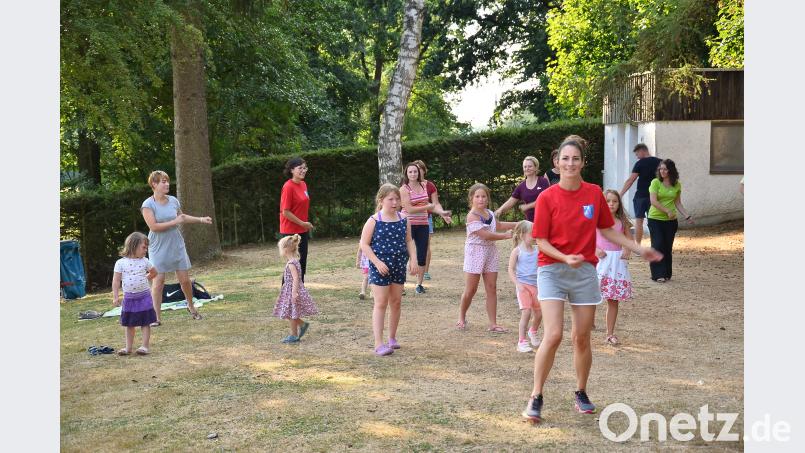 Trainerin Sabine Krahmer (vorne) machte vor, worin die jungen Teilnehmer mitsamt den Müttern schnell einstimmten. Bild: fjo Bild: fjo