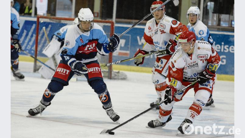 Der Crimmitschauer Benjamin Kosianski schnappt sich die Scheibe vor Philipp Siller (links): Die Blue Devils verloren das erste Vorbereitungsspiel gegen den DEL2-Club aus Sachsen mit 1:6. Bild: gb