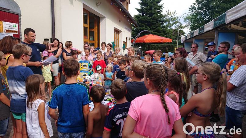 Für die drei Besten Teilnehmer beim Kistenstapeln und beim Entenrennen gibt es Pokale. Aber auch alle anderen Kinder erhalten Sachpreise beim Ferienprogramm der Feuerwehren des Gemeindebereichs Mähring. Bild: exb