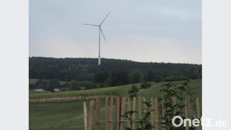 Dieses Windrad bei Neunburg kann rein rechnerisch 1500 Haushalte mit Strom versorgen - auch wenn es nicht ganz so viel Strom produziert, wie ein Gutachten prognostiziert hat. Bild: bl