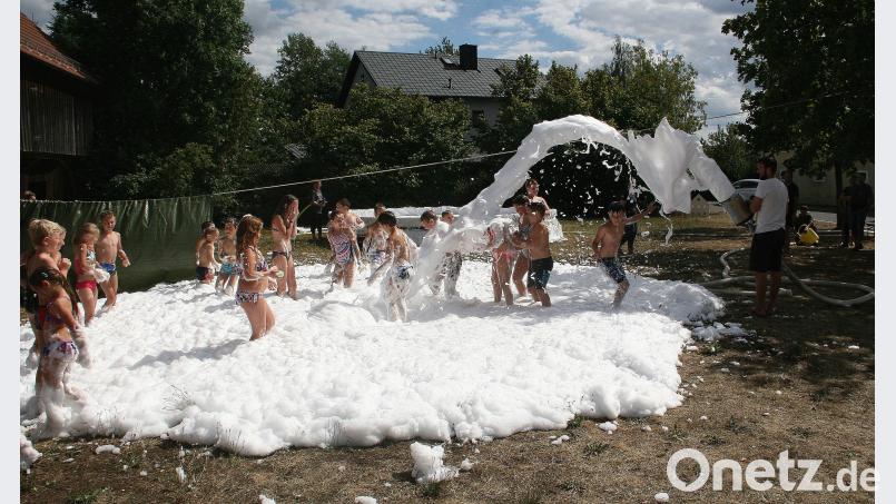 Seifenschaum und gute Laune: Beim Ferienprogramm der Freiwilligen Feuerwehr Schönhaid-Leugas wurde man von oben bis unten nass. Bild: wro