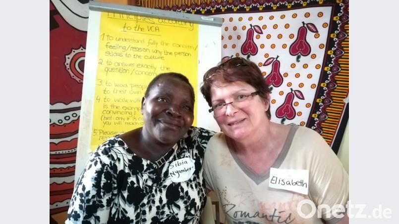 „Löwin“ nennt das Dorf im Mosocho-District ihre Oma Sibia. Als Vorkämpferin gegen das Beschneidungsritual bekam sie vom Stamm diese Ehrenbezeichnung. Mit Oma Sibia Nyamber verbindet Elisabeth Merkl ein inniges Verhältnis. Bild: do