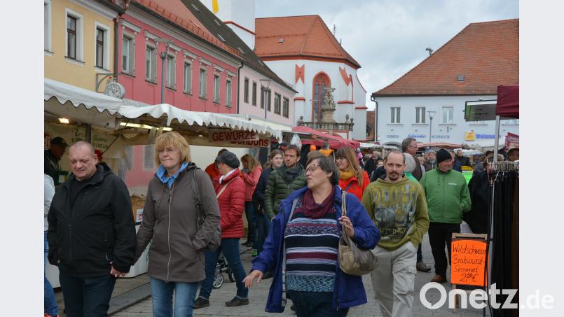 Erstmals lädt die Stadt Tirschenreuth zum Herbstmarkt ein: Am Sonntag, 2. September. Ähnlich wie bei bisherigen Märkten (Bild) sind rudn 50 Fieranten von 8 bis 18 Uhr am Marktplatz für ihre Kunden da. Die Tirschenreuther Fachgeschäfte laden zudem von 11 bis 16 Uhr zu einem besonderen Programm ein. Bild: jr