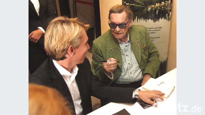 Der Schauspieler Helmut Berger (rechts) nahm sich nach dem Film Zeit für eine Autogrammstunde. Bild: Hirsch