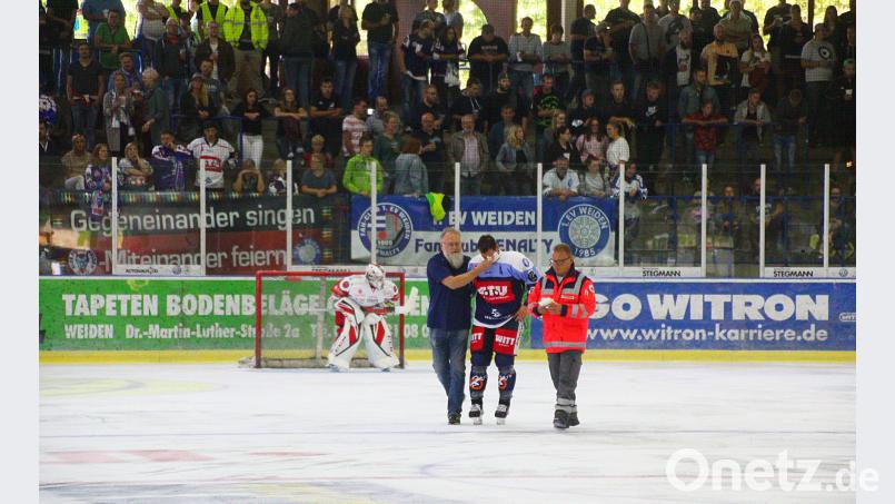 Das ist bitter: Marcel Waldowsky (Mitte) erlitt im Testspiel gegen Crimmitschau einen Jochbeinbruch. Bild: exb
