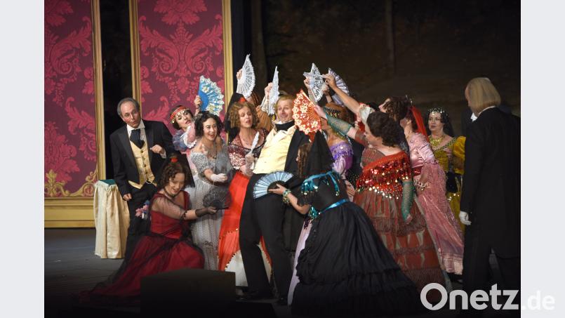 Die bigotte Pariser High-Society feiert ausgelassen. Nur den beiden Protagonisten ist nicht nach feiern zumute. Bild: Tobias Schwarzmeier