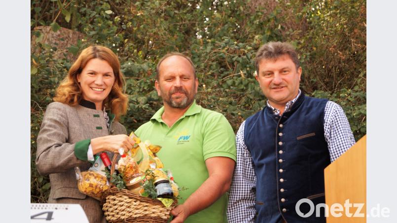 Mit einem Korb gefüllt mit heimischen Produkten bedankten sich Johann Confal und Hubert Meiler, bei der Regensburger Landrätin Tanja Schweiger (von rechts) für die gelungene Ansprache. Bild: arw