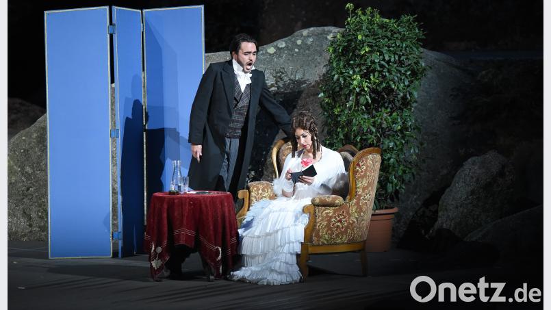 Noch versucht Violetta (Anna Erxleben) das Liebeswerben Alfredos (Carlos Moreno Pelizari) zu ignorieren. Bild: Tobias Schwarzmeier