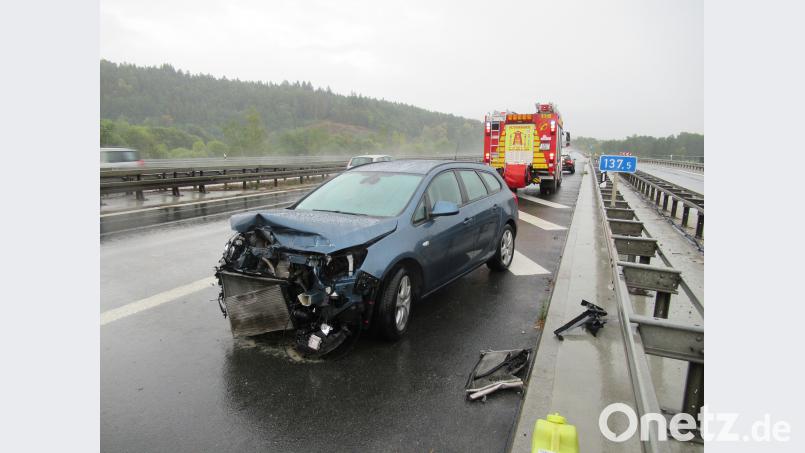 Das Auto prallte in die rechte Schutzplanke und kam entgegengesetzt zur Fahrtrichtung auf dem Standstreifen zum Stehen. Bild: exb