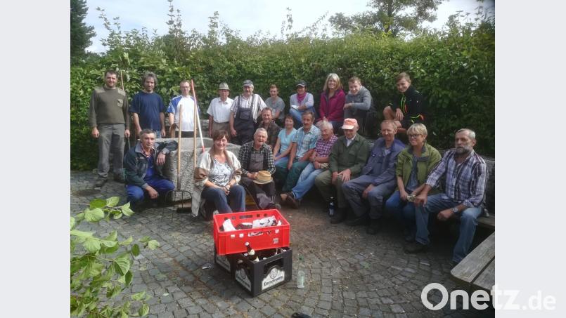 Viele Freiwillige helfen beim &quot;Saubermachen&quot; am Friedhof. Bild: rpp